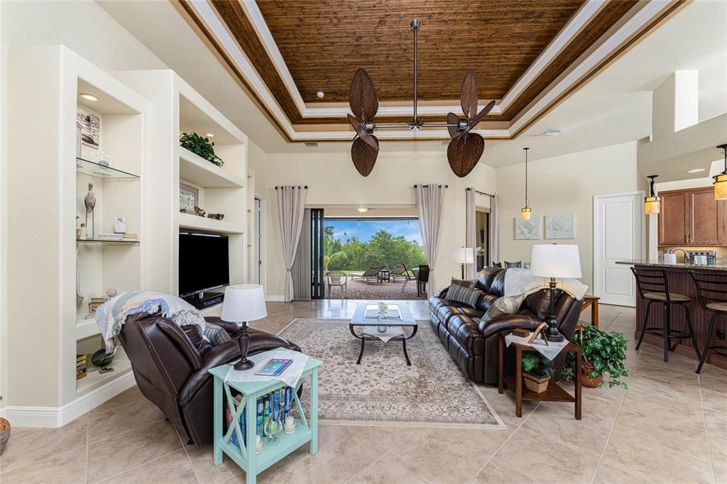 Под контрактом: $579,000 (3 спален, 2 ванн, 2047 Квадратных фут)