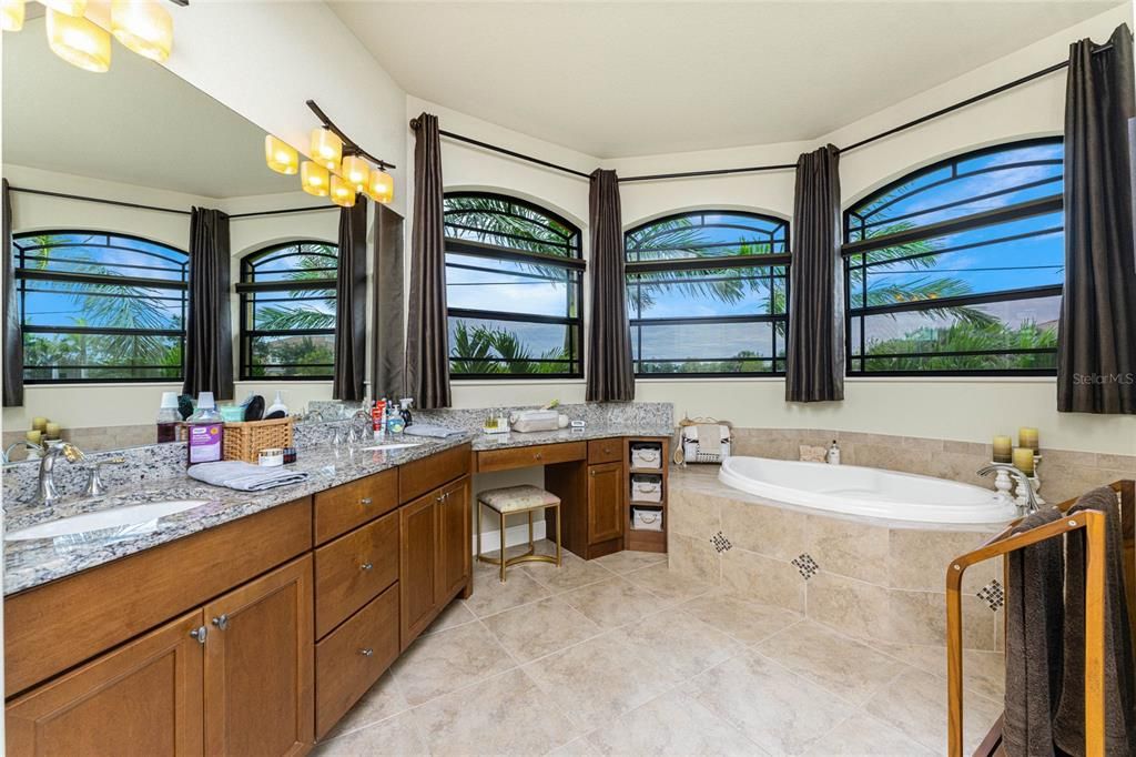 Под контрактом: $579,000 (3 спален, 2 ванн, 2047 Квадратных фут)