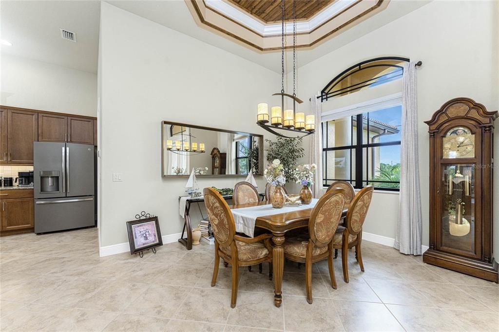 Под контрактом: $579,000 (3 спален, 2 ванн, 2047 Квадратных фут)