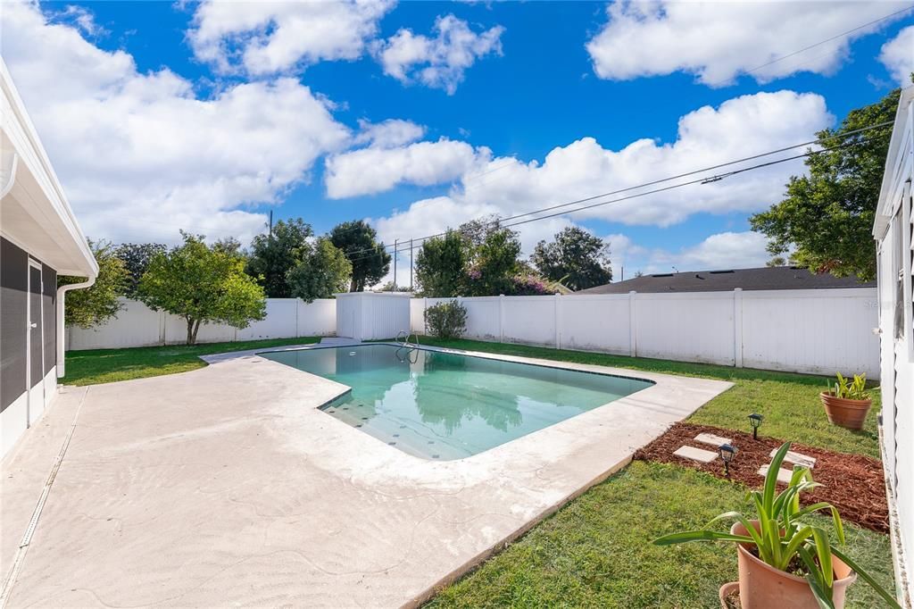 Active With Contract: $390,000 (3 beds, 3 baths, 1107 Square Feet)