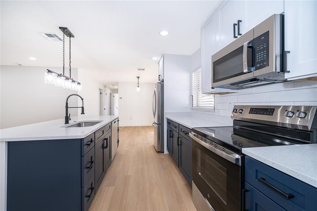 Active With Contract: $390,000 (3 beds, 3 baths, 1107 Square Feet)