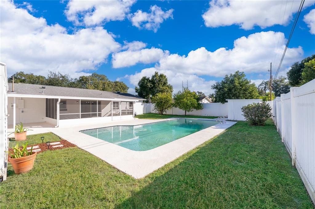 Active With Contract: $390,000 (3 beds, 3 baths, 1107 Square Feet)