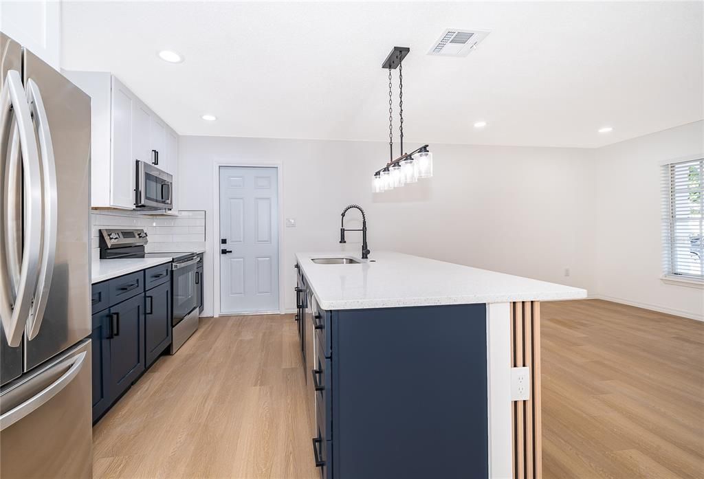 Active With Contract: $390,000 (3 beds, 3 baths, 1107 Square Feet)