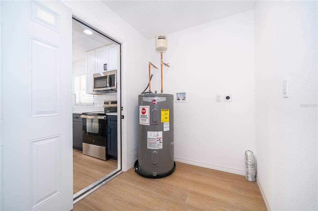 Active With Contract: $390,000 (3 beds, 3 baths, 1107 Square Feet)