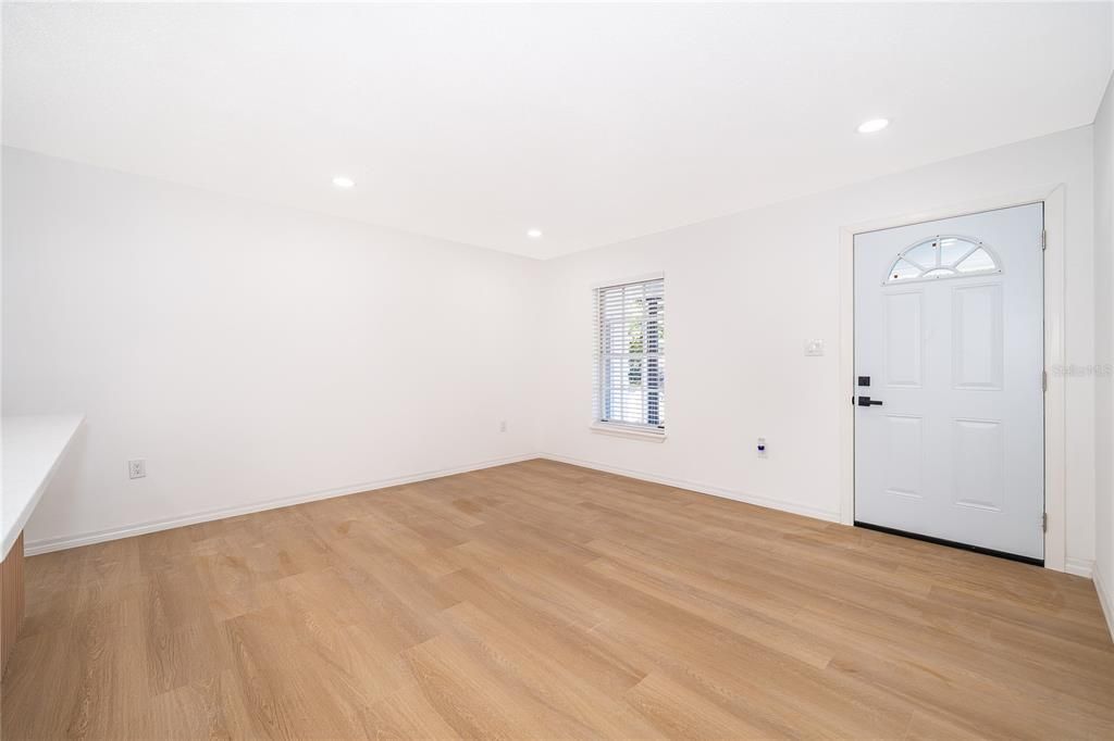 Active With Contract: $390,000 (3 beds, 3 baths, 1107 Square Feet)