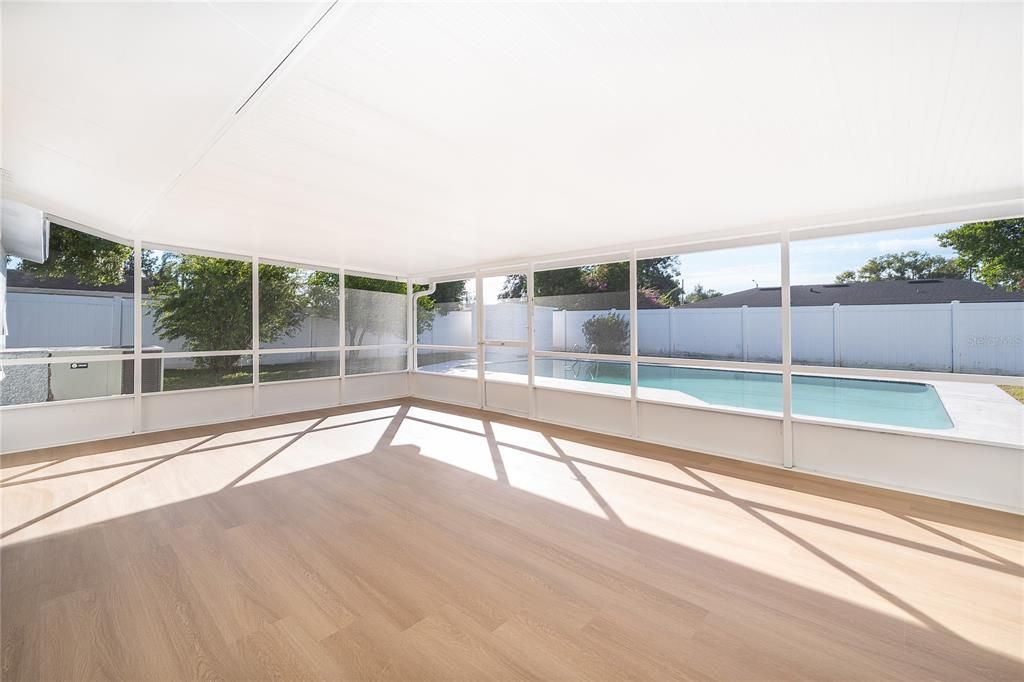 Active With Contract: $390,000 (3 beds, 3 baths, 1107 Square Feet)