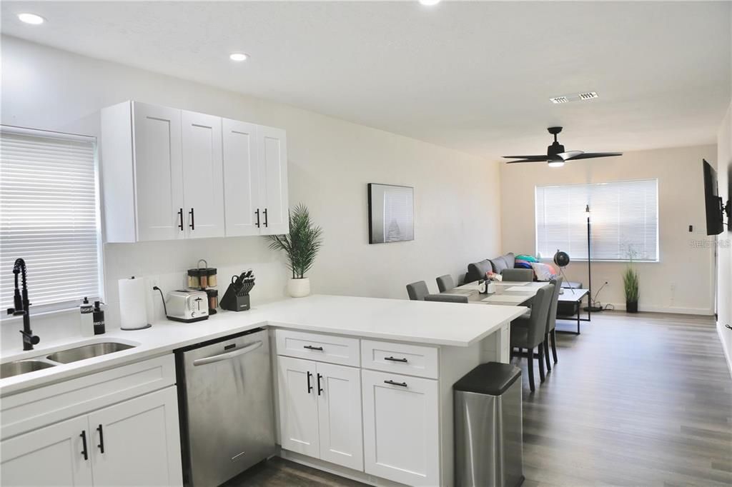 出租: $1,400 (2 贝兹, 1 浴室, 930 平方英尺)