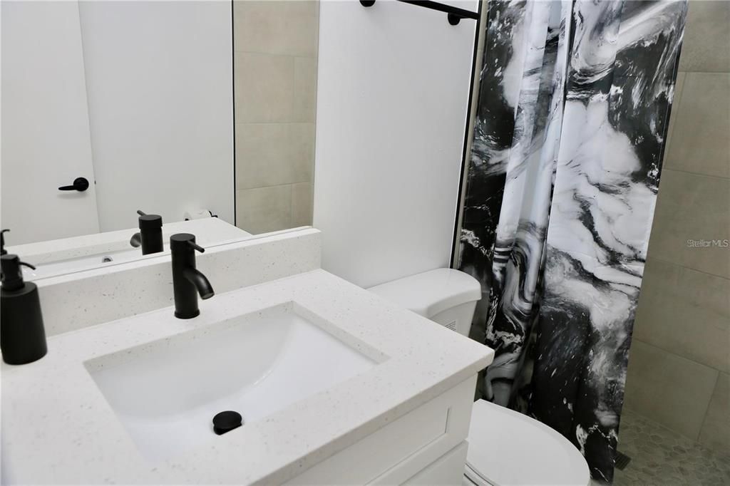 出租: $1,400 (2 贝兹, 1 浴室, 930 平方英尺)