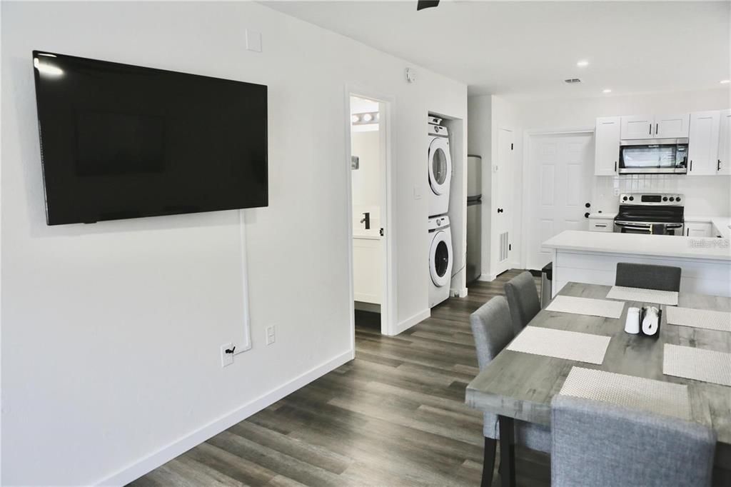 出租: $1,400 (2 贝兹, 1 浴室, 930 平方英尺)