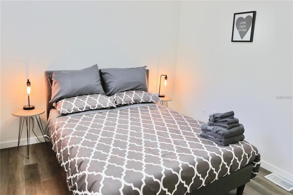 出租: $1,400 (2 贝兹, 1 浴室, 930 平方英尺)