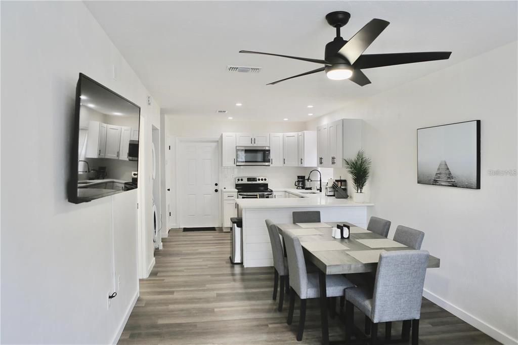 出租: $1,400 (2 贝兹, 1 浴室, 930 平方英尺)