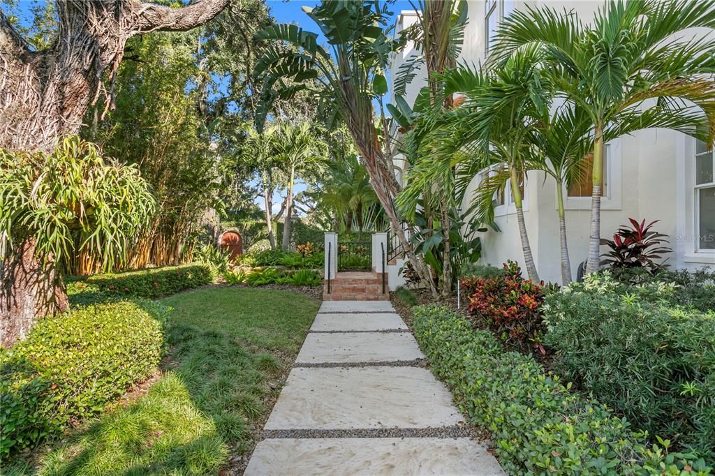 Activo con contrato: $2,350,000 (4 camas, 3 baños, 3461 Pies cuadrados)