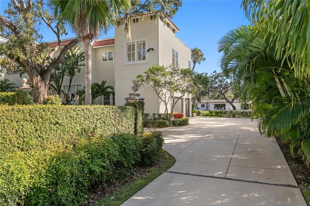 Activo con contrato: $2,350,000 (4 camas, 3 baños, 3461 Pies cuadrados)