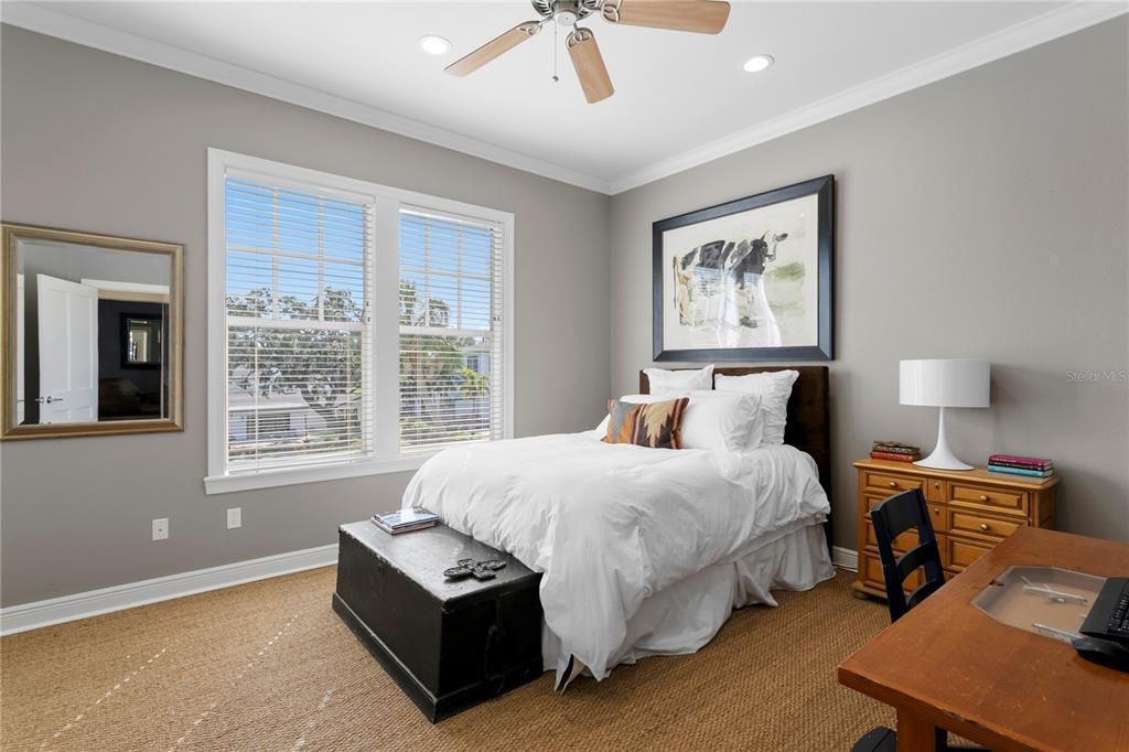 Activo con contrato: $2,350,000 (4 camas, 3 baños, 3461 Pies cuadrados)