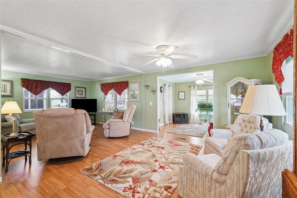 На продажу: $149,000 (2 спален, 2 ванн, 1272 Квадратных фут)