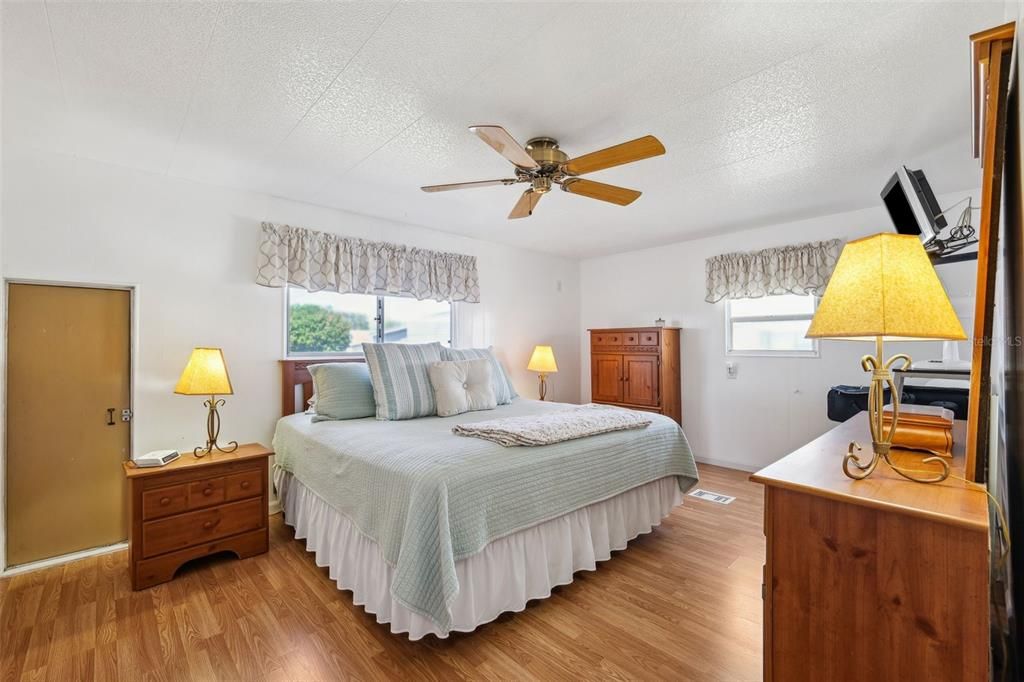 На продажу: $149,000 (2 спален, 2 ванн, 1272 Квадратных фут)