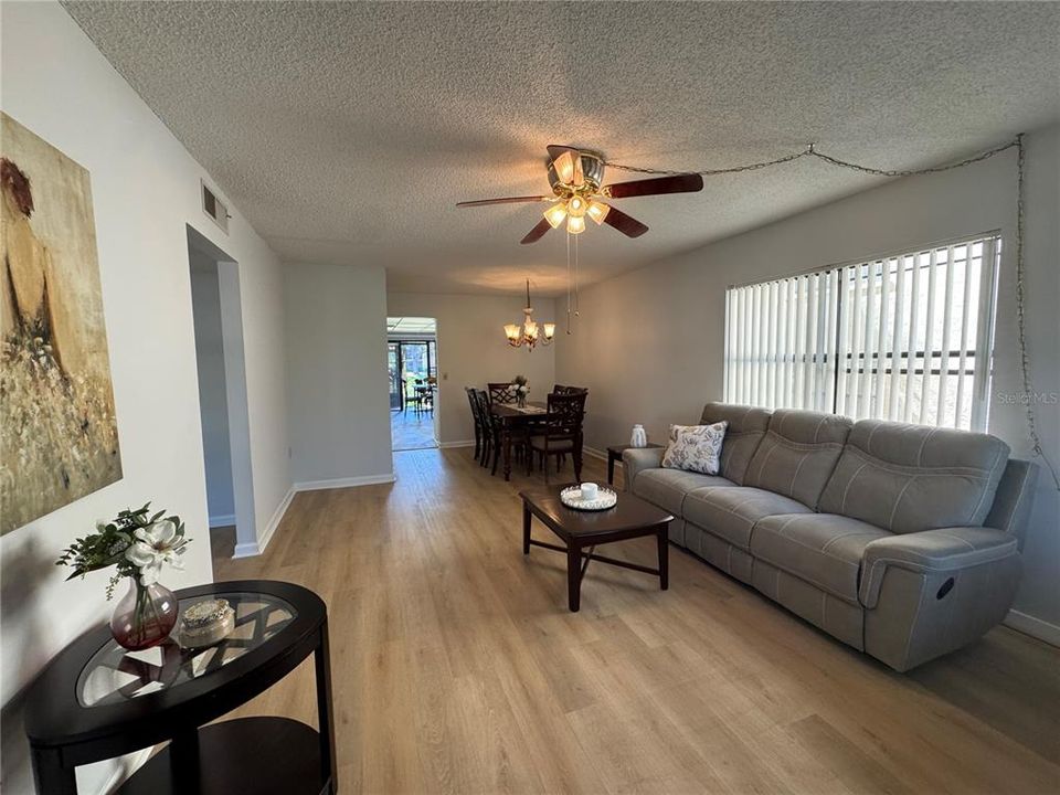 出租: $1,400 (2 贝兹, 2 浴室, 1050 平方英尺)