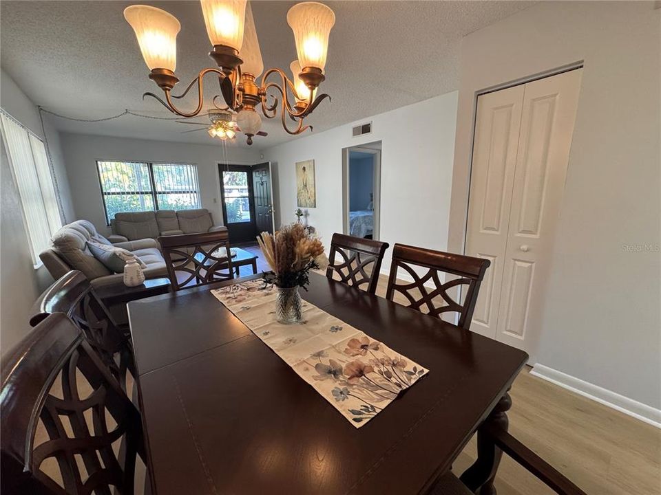 出租: $1,400 (2 贝兹, 2 浴室, 1050 平方英尺)