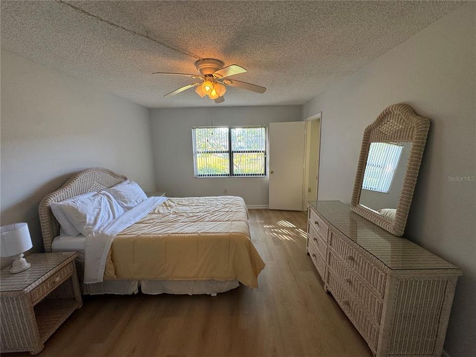 出租: $1,400 (2 贝兹, 2 浴室, 1050 平方英尺)