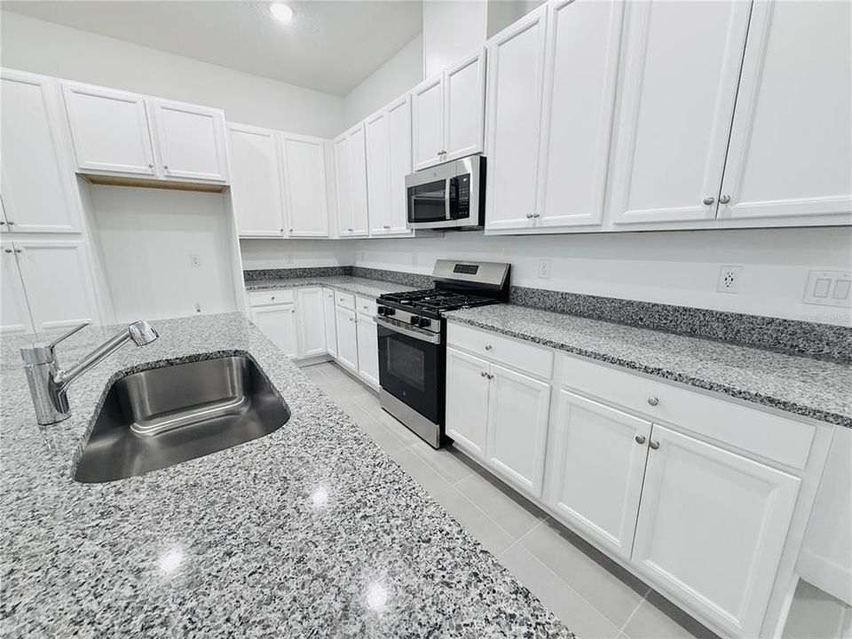 出租: $3,900 (5 贝兹, 4 浴室, 2148 平方英尺)