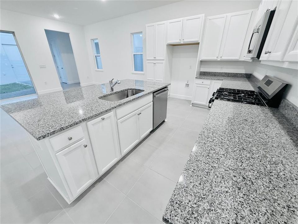 出租: $3,900 (5 贝兹, 4 浴室, 2148 平方英尺)