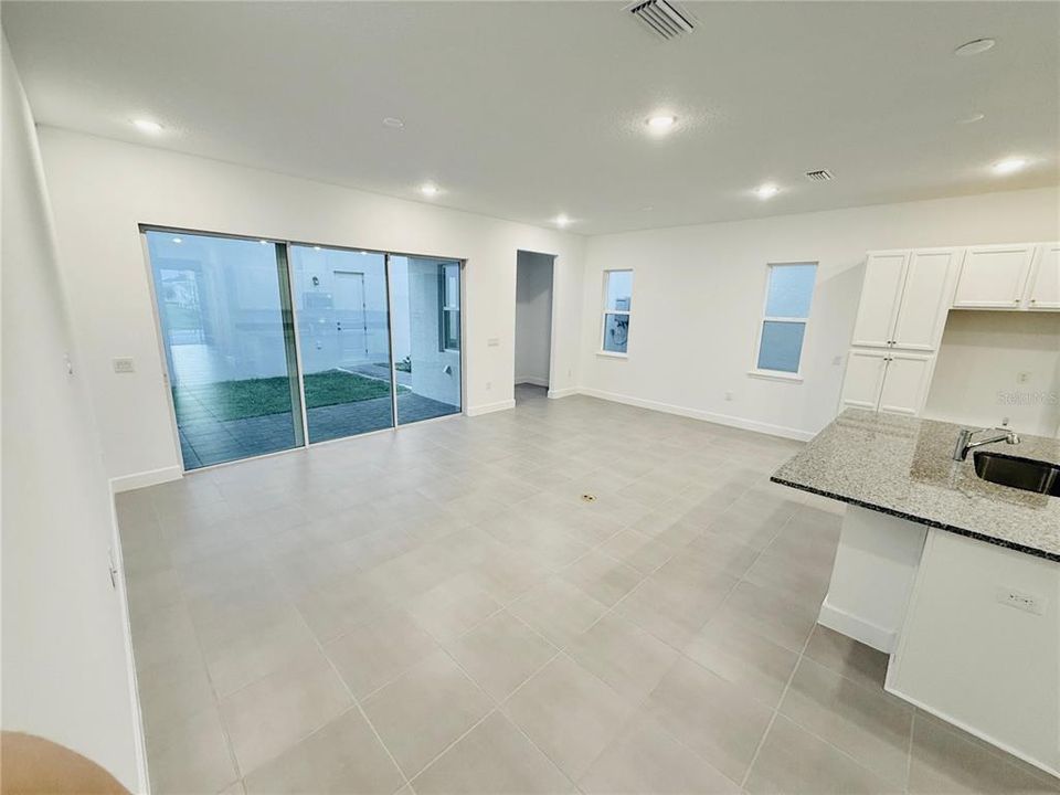 出租: $3,900 (5 贝兹, 4 浴室, 2148 平方英尺)