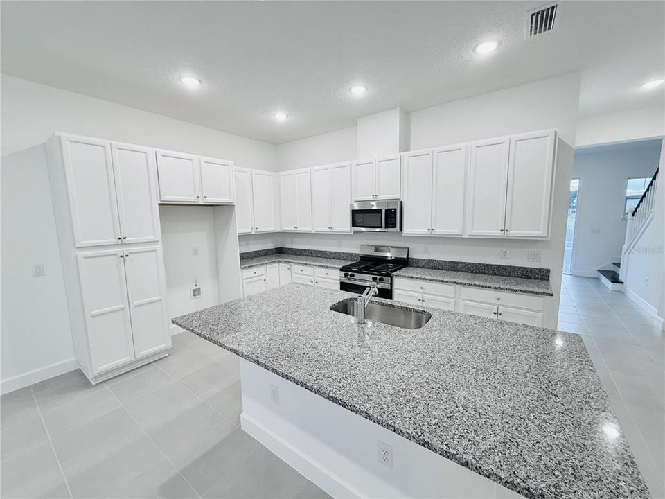 出租: $3,900 (5 贝兹, 4 浴室, 2148 平方英尺)