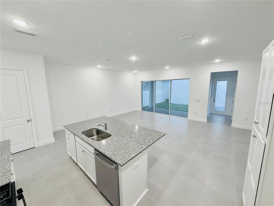 出租: $3,900 (5 贝兹, 4 浴室, 2148 平方英尺)