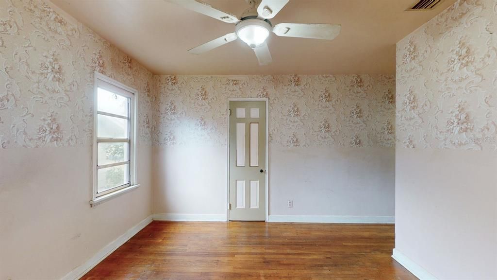 Active With Contract: $300,000 (2 beds, 1 baths, 1120 Square Feet)