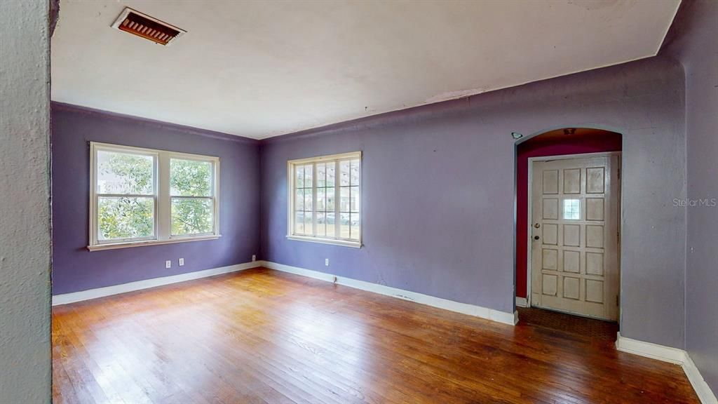 Active With Contract: $300,000 (2 beds, 1 baths, 1120 Square Feet)