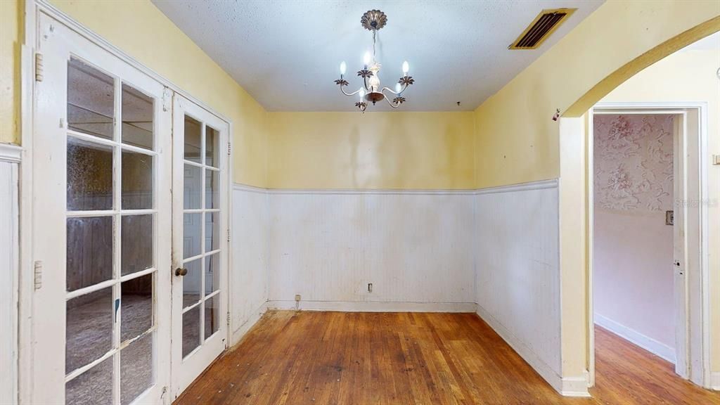 Active With Contract: $300,000 (2 beds, 1 baths, 1120 Square Feet)