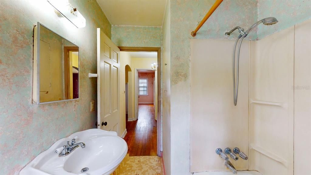 Active With Contract: $300,000 (2 beds, 1 baths, 1120 Square Feet)