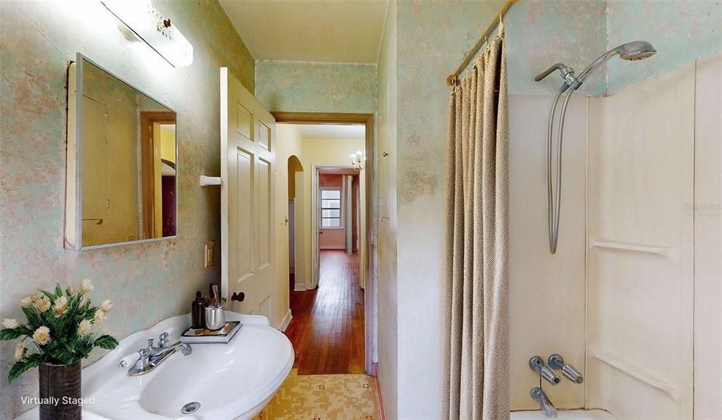 Active With Contract: $300,000 (2 beds, 1 baths, 1120 Square Feet)