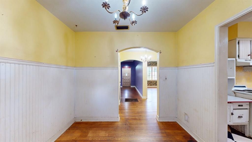 Active With Contract: $300,000 (2 beds, 1 baths, 1120 Square Feet)