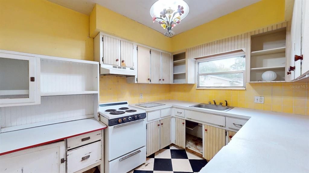 Active With Contract: $300,000 (2 beds, 1 baths, 1120 Square Feet)