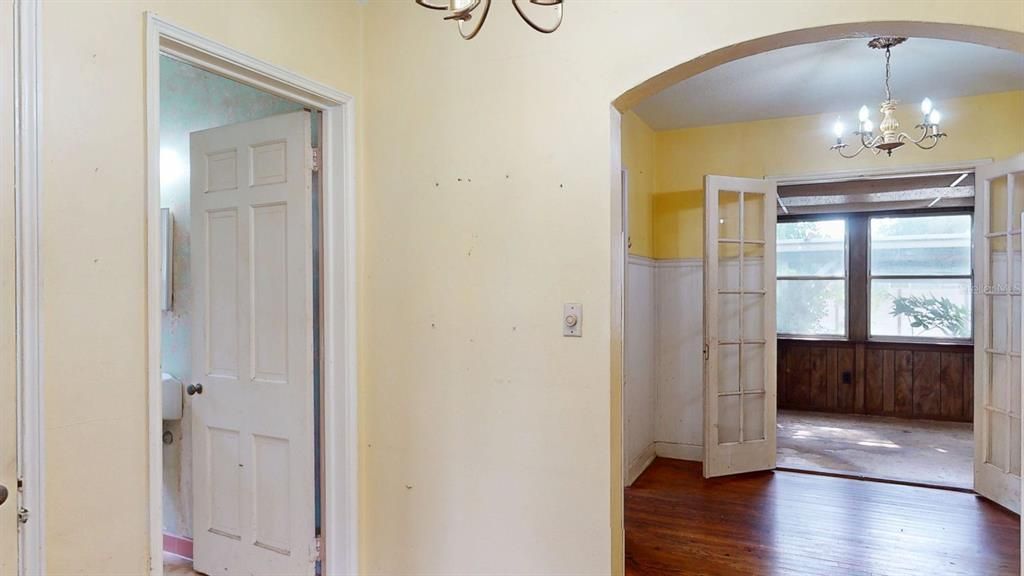 Active With Contract: $300,000 (2 beds, 1 baths, 1120 Square Feet)