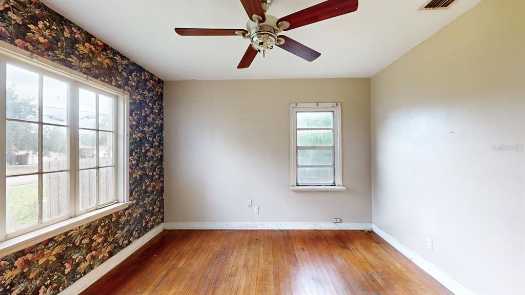 Active With Contract: $300,000 (2 beds, 1 baths, 1120 Square Feet)