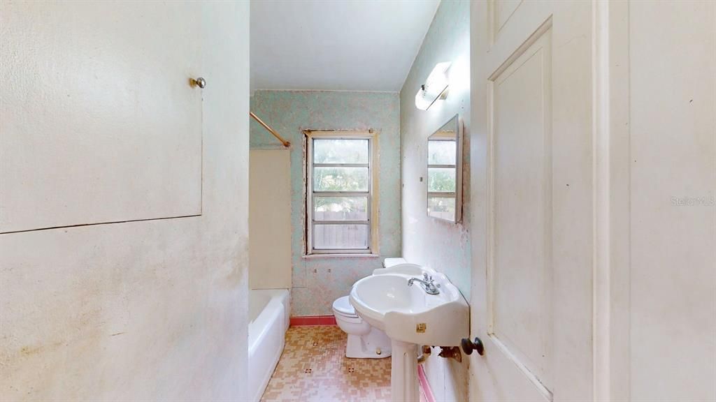 Active With Contract: $300,000 (2 beds, 1 baths, 1120 Square Feet)