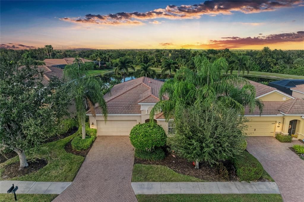 Под контрактом: $549,900 (3 спален, 2 ванн, 1866 Квадратных фут)