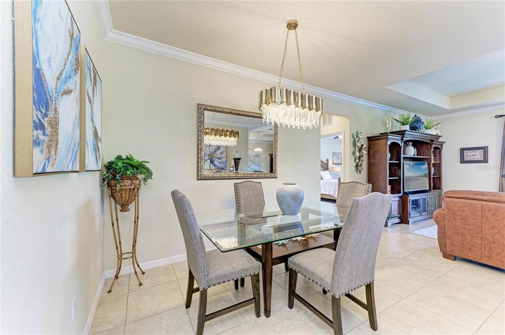 Под контрактом: $549,900 (3 спален, 2 ванн, 1866 Квадратных фут)