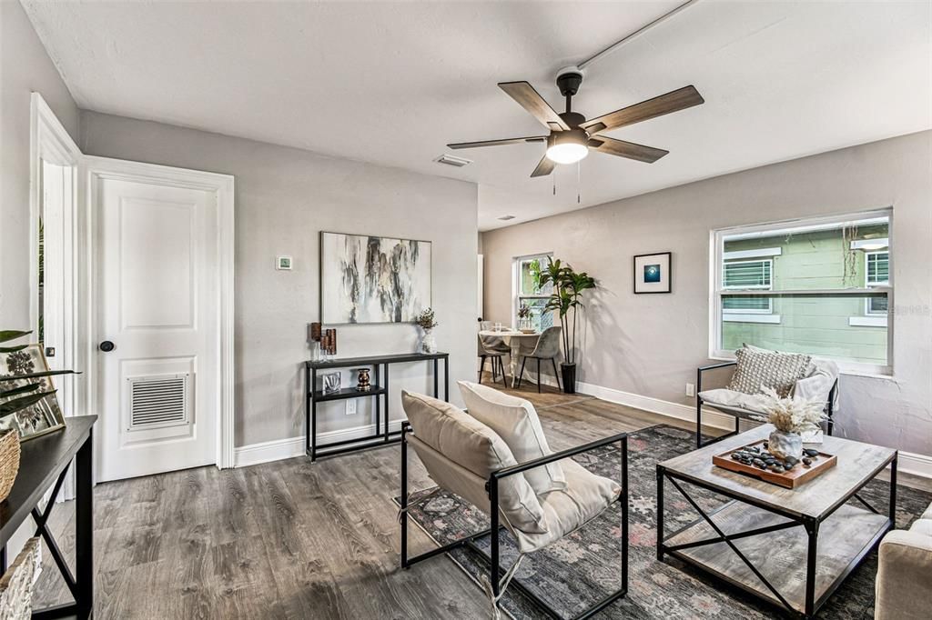 待售: $239,000 (2 贝兹, 1 浴室, 844 平方英尺)