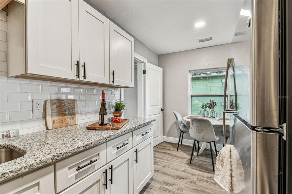 待售: $239,000 (2 贝兹, 1 浴室, 844 平方英尺)