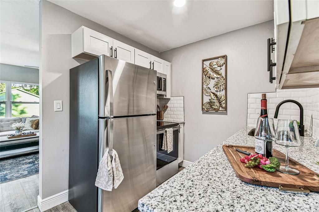 待售: $239,000 (2 贝兹, 1 浴室, 844 平方英尺)