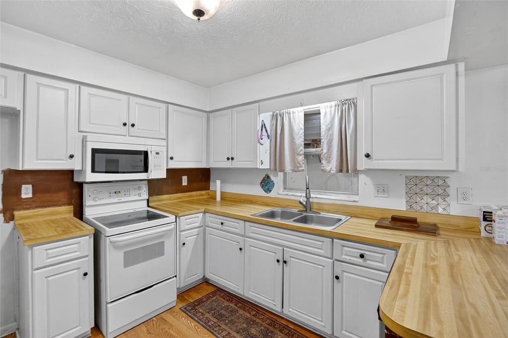 Active With Contract: $270,000 (3 beds, 2 baths, 1359 Square Feet)