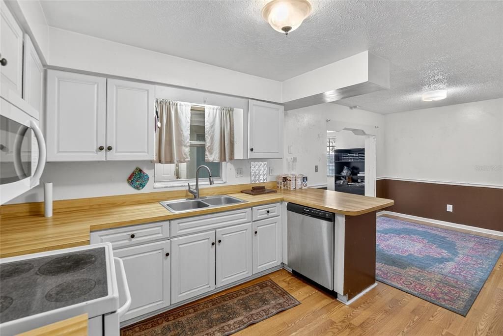 Active With Contract: $270,000 (3 beds, 2 baths, 1359 Square Feet)