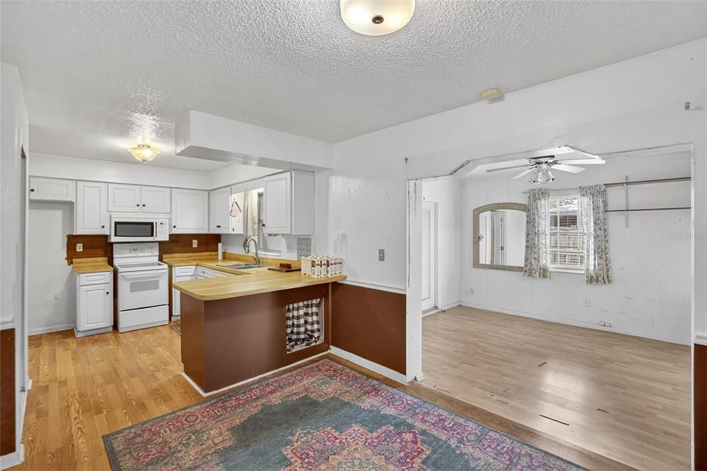 Active With Contract: $270,000 (3 beds, 2 baths, 1359 Square Feet)