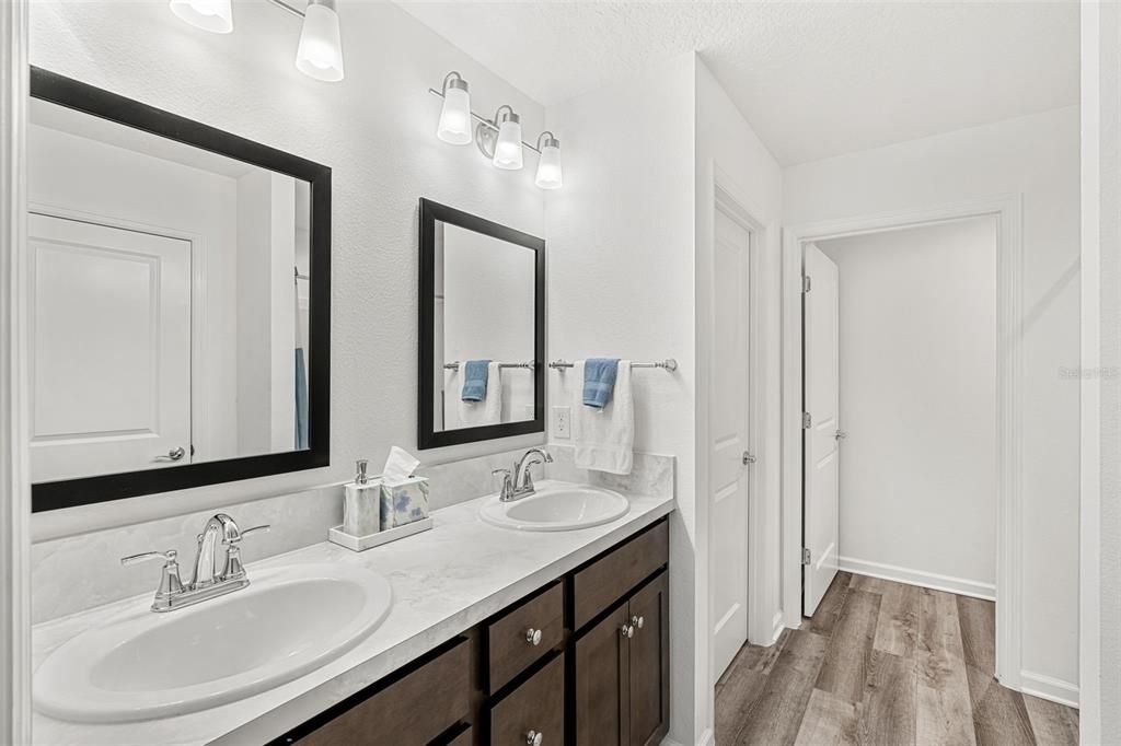 На продажу: $347,900 (2 спален, 2 ванн, 1295 Квадратных фут)