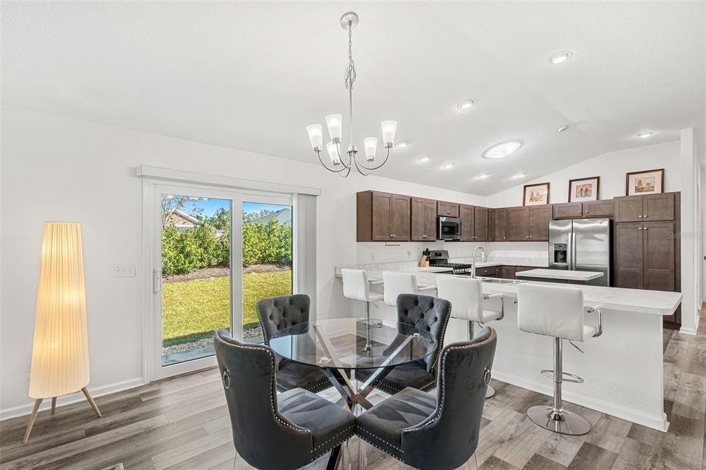 На продажу: $347,900 (2 спален, 2 ванн, 1295 Квадратных фут)