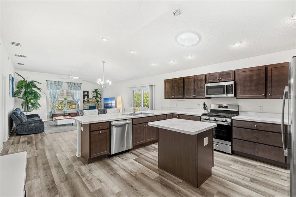 На продажу: $347,900 (2 спален, 2 ванн, 1295 Квадратных фут)