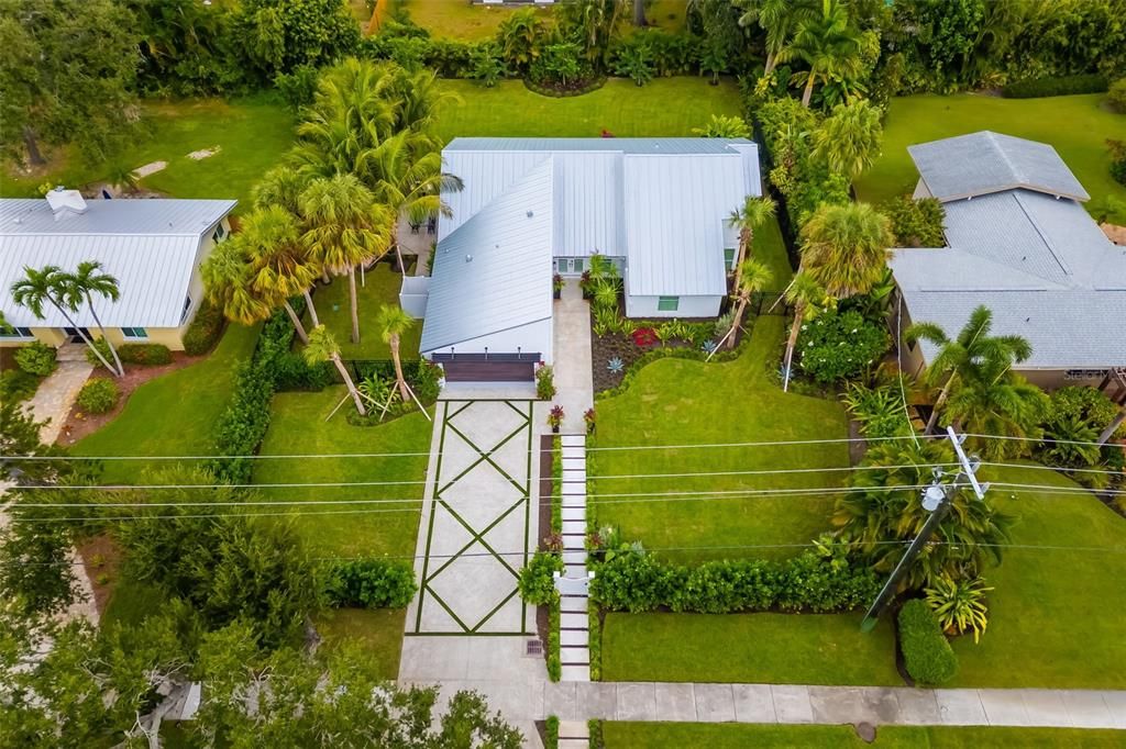 For Sale: $2,949,000 (4 beds, 3 baths, 2400 Square Feet)